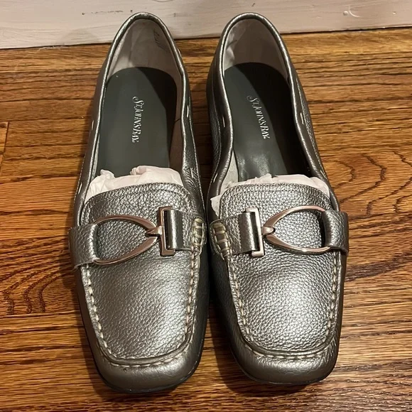 NWOT St. John’s Bay Silver Leather Flats Size 9 - Picture 2 of 7